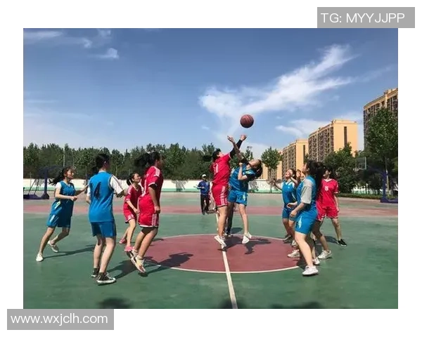 在炎炎夏日的篮球场上裸上身挥洒汗水尽情享受运动的自由与激情 在炎炎夏日的篮球场上裸上身挥洒汗水尽情享受运动的自由与激情